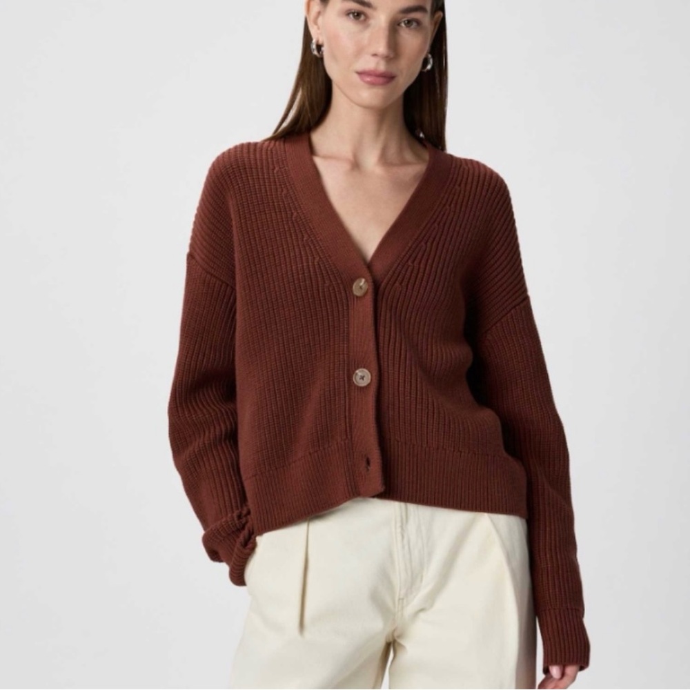 Quince Rust Brown V‑Neck Ribbed Button Cardigan